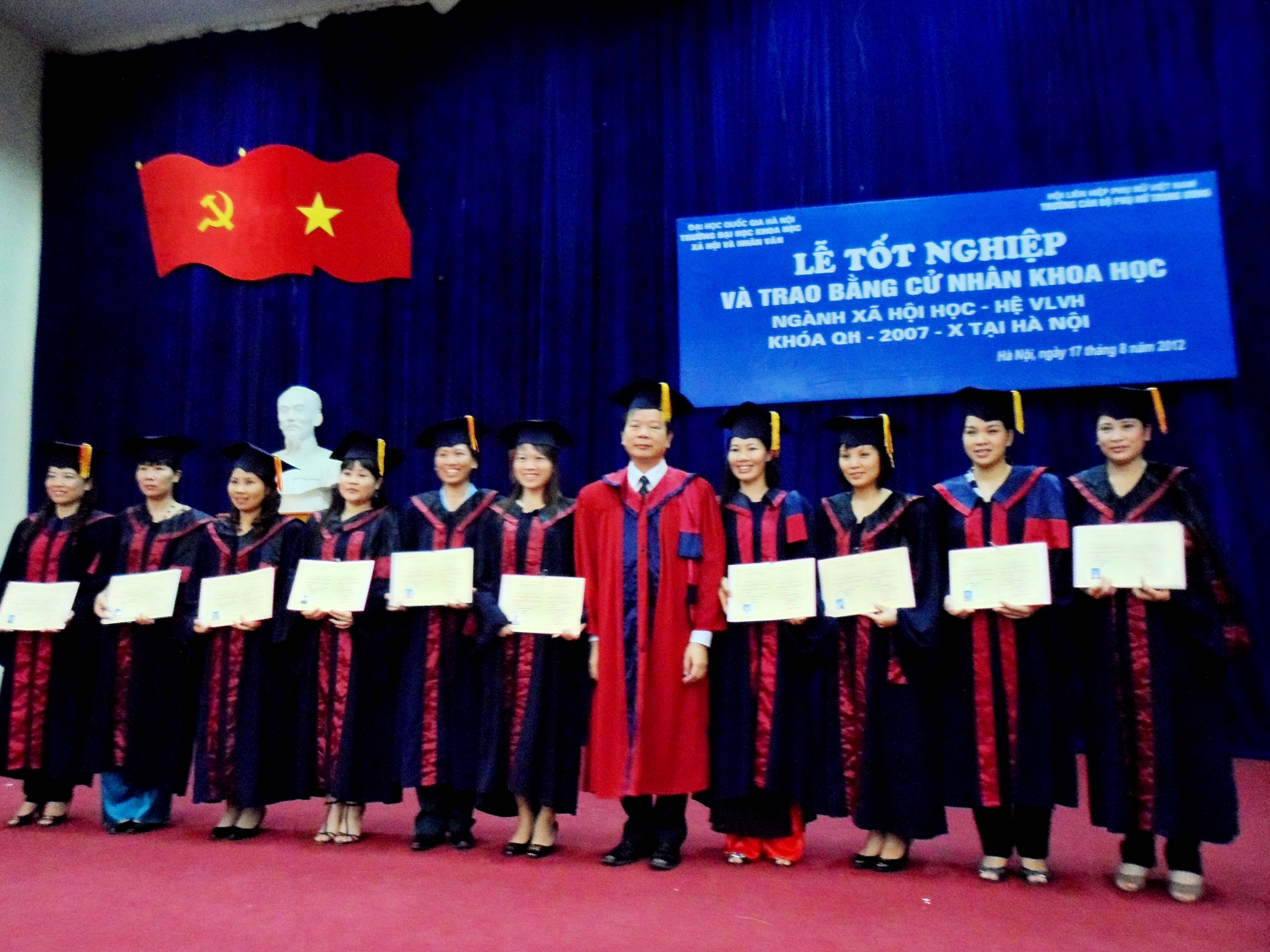 Lễ tốt nghiệp và trao bằng Cử nhân khoa học ngành Xã hội học hệ VLVH khóa QH – 2007 – X tại Hà Nội